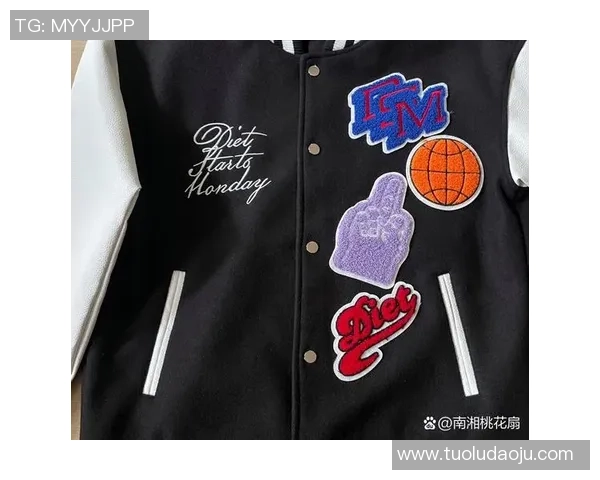 足球明星穿搭棒球服高清图片展示引领时尚潮流的运动风格 足球明星穿搭棒球服高清图片展示引领时尚潮流的运动风格