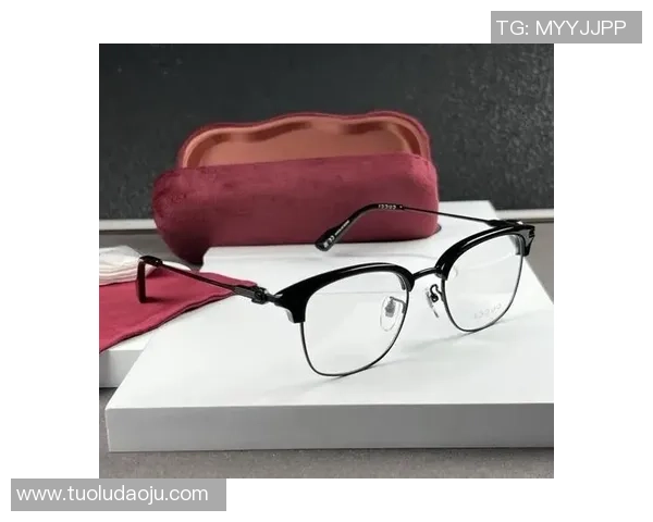 足球明星运动眼镜助力运动表现提升时尚与功能兼备的完美选择 足球明星运动眼镜助力运动表现提升时尚与功能兼备的完美选择