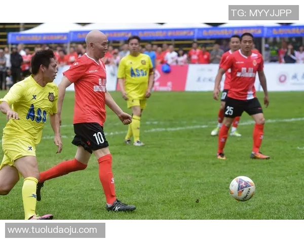 外国足球明星在热带海滩上展开激战,激情四溢的夏日对决引发热议 外国足球明星在热带海滩上展开激战,激情四溢的夏日对决引发热议