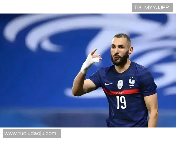 欧洲足球明星太太们的生活与风采揭秘:她们如何在荣耀与挑战中平衡家庭与事业 欧洲足球明星太太们的生活与风采揭秘:她们如何在荣耀与挑战中平衡家庭与事业